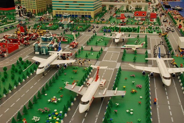 Amazing airport from Lego.