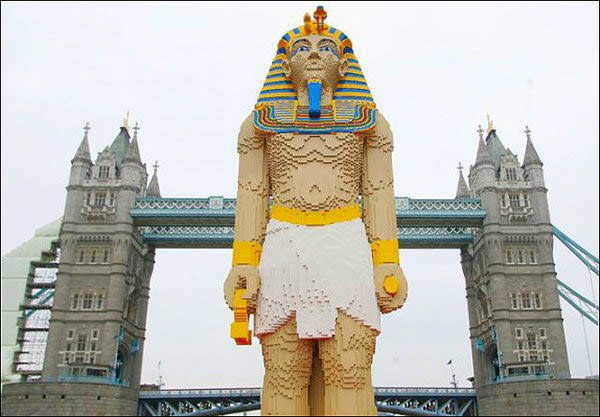 The statue of the Pharaoh height of 4.9 meters. LEGO